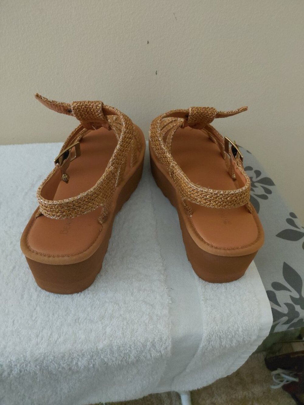 Woman's Sandals - Picture 5 of 7